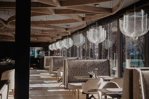 Images 1 to 5: Veneer as far as the eye can see: thanks to this elegant natural material, the Hotel Berghof in St. Johann im Pongau shines with contemporary splendor. Photos: europlac